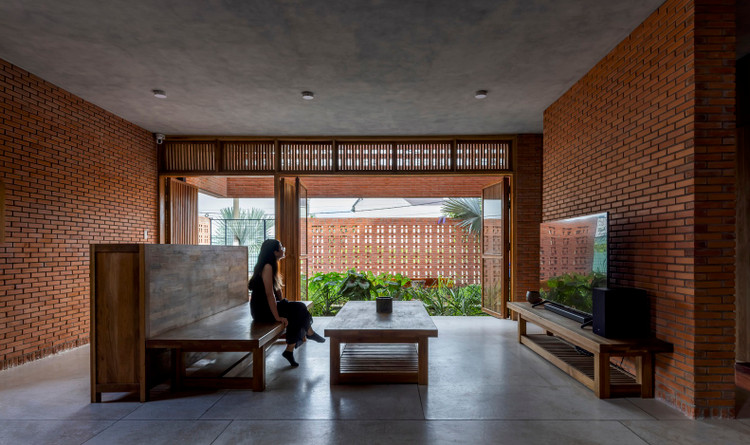 Chiem nguong ngoi nha 3 tang doc dao voi gach duc lo-Hinh-5