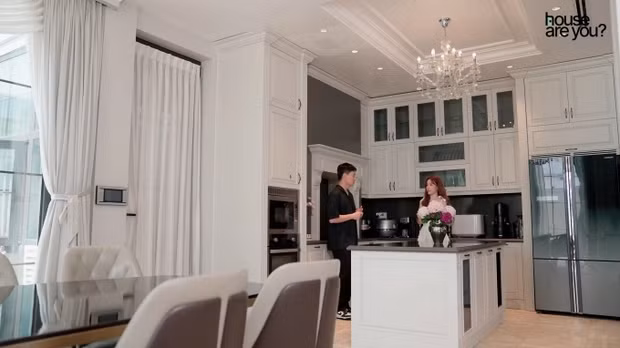 Ben trong biet thu tram ty 3 mat tien cua Huyen Baby-Hinh-9