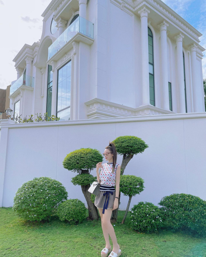 Ben trong biet thu tram ty 3 mat tien cua Huyen Baby-Hinh-2