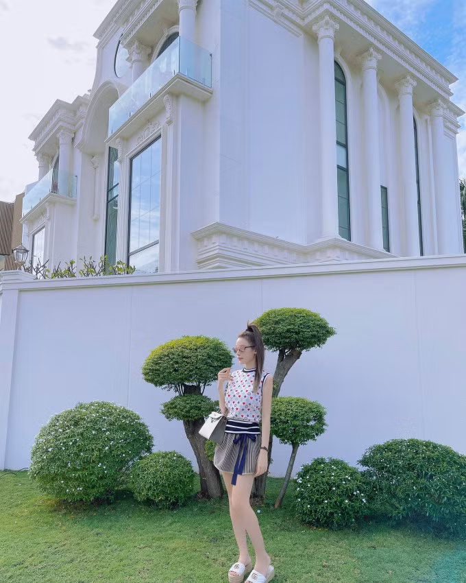 Ben trong biet thu tram ty 3 mat tien cua Huyen Baby-Hinh-2