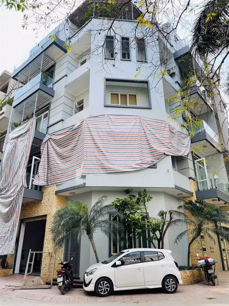 Ben trong co ngoi bac ty cua Hong Dang giua Ha Noi-Hinh-2