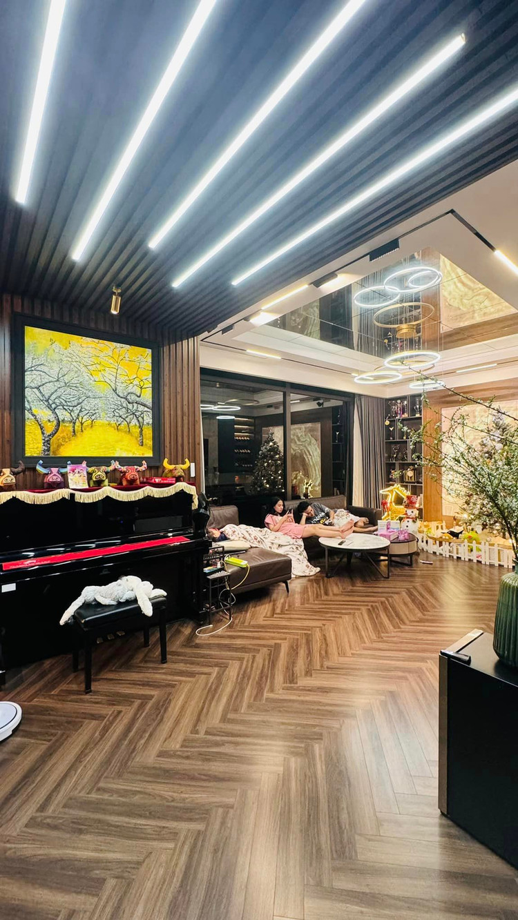 Ben trong co ngoi bac ty cua Hong Dang giua Ha Noi