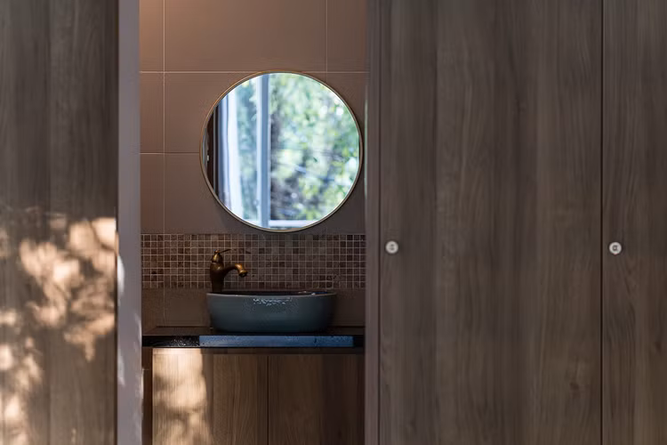 “Boc” gach nung ngoai mat tien, nha pho sang bung trong hem nho-Hinh-12