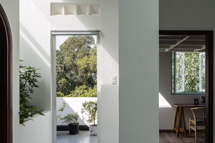 “Boc” gach nung ngoai mat tien, nha pho sang bung trong hem nho-Hinh-8