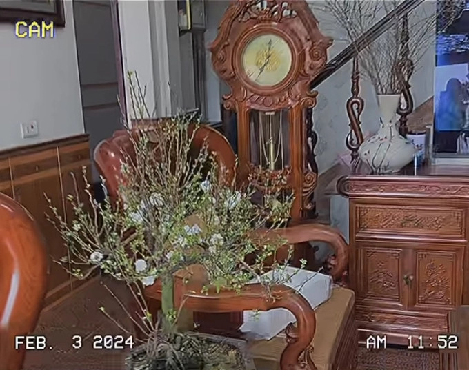 Ben trong can nha 200m2 cua tien ve Quang Hai tai Ha Noi-Hinh-5