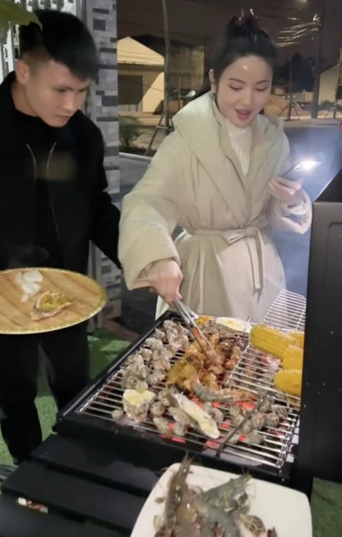 Ben trong can nha 200m2 cua tien ve Quang Hai tai Ha Noi-Hinh-9