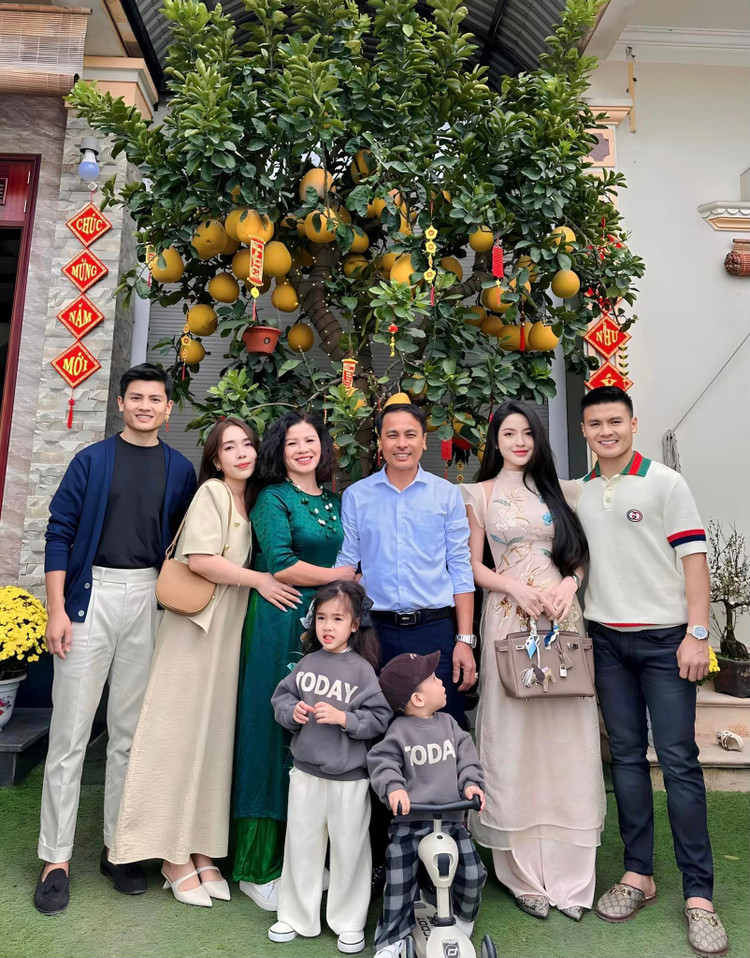 Ben trong can nha 200m2 cua tien ve Quang Hai tai Ha Noi-Hinh-7