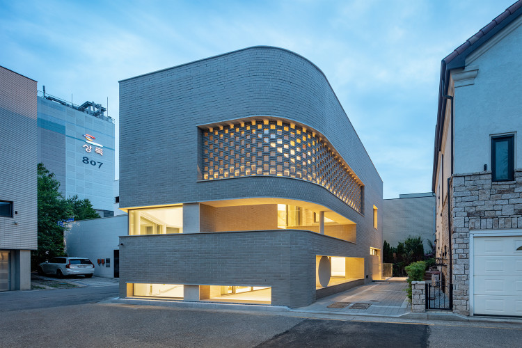 “Boc luoi gach” nha pho noi ban bat va sang den bat ngo-Hinh-4