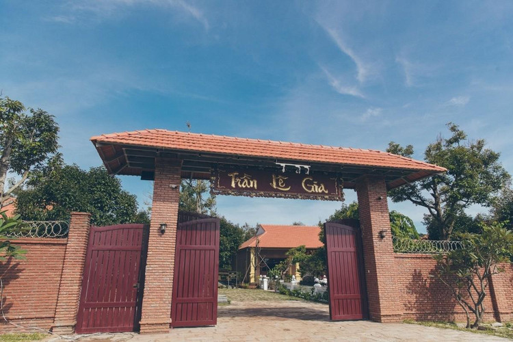 Ben trong biet phu “thang canh co bay” cua Ly Nha Ky