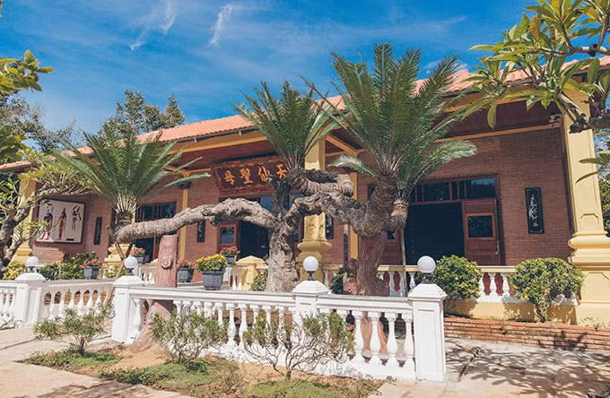 Ben trong biet phu “thang canh co bay” cua Ly Nha Ky-Hinh-3