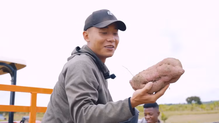 Can canh ngoi nha khang trang cua Quang Linh Vlogs tai Nghe An