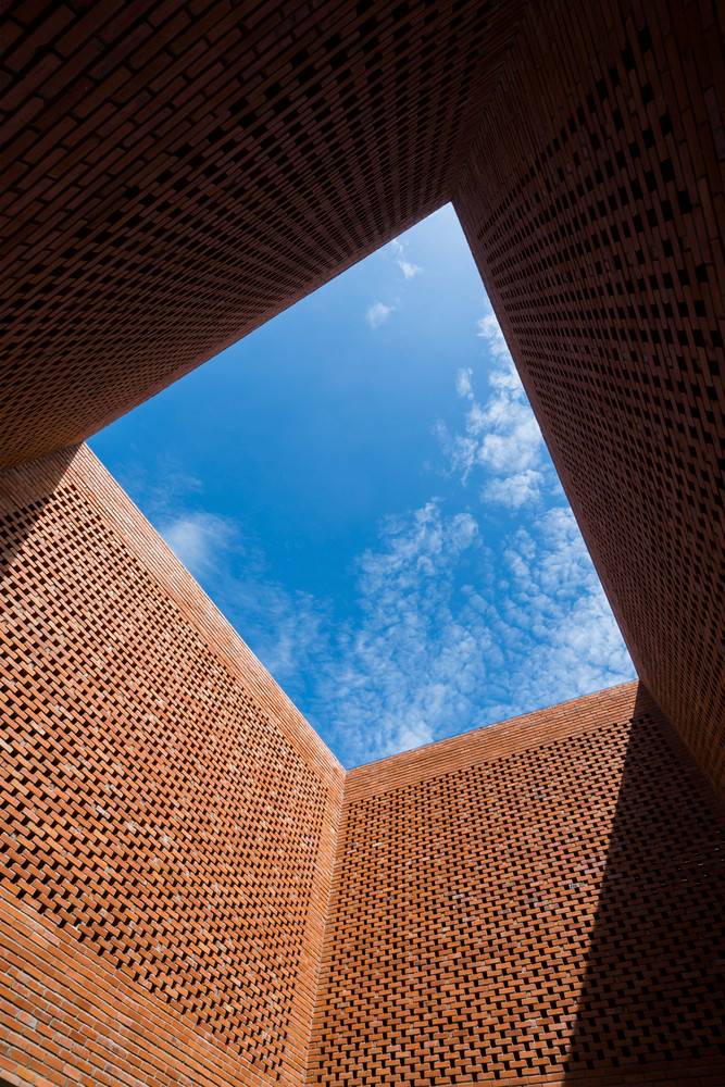 Doc dao ngoi nha gach do mai doc dai cham dat o Long An-Hinh-10