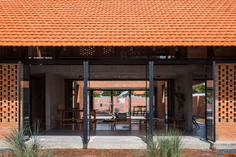 Doc dao ngoi nha gach do mai doc dai cham dat o Long An-Hinh-6