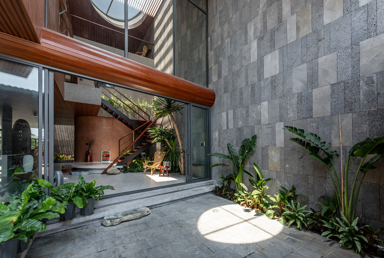 Khoet rong san, nha ngoai o thoang mat ca ngay-Hinh-2