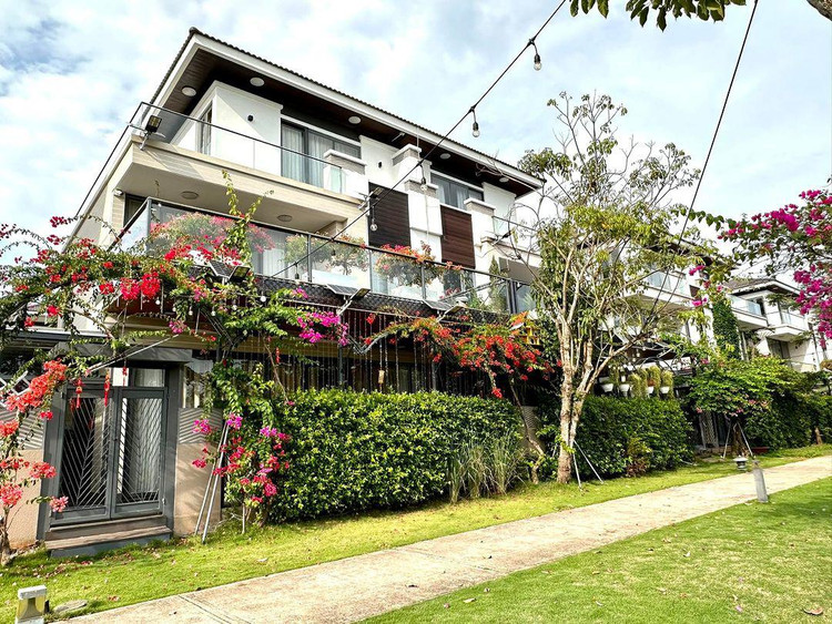 Can canh biet thu cao cap ven song cua Cao Thai Son