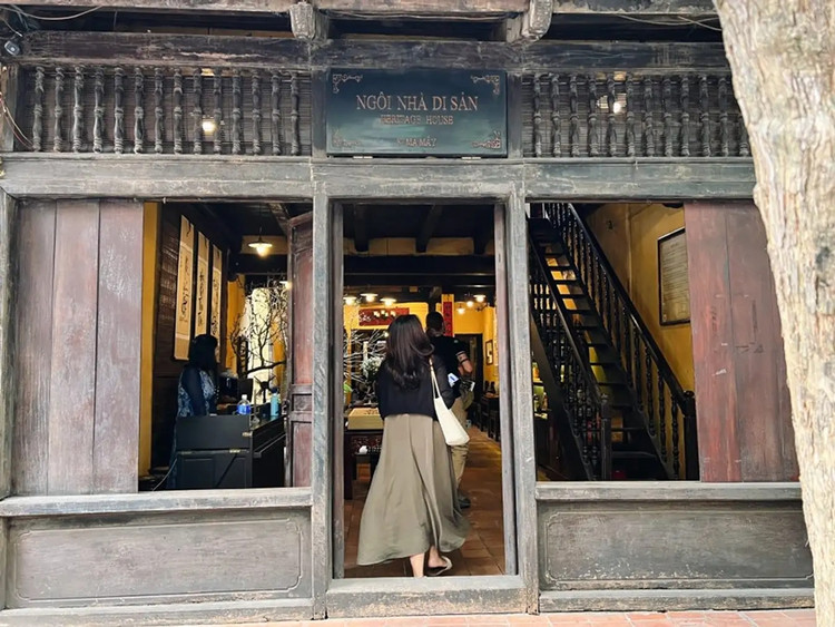 Co gi trong nha ong tram tuoi dep nhat pho co Ha Noi?