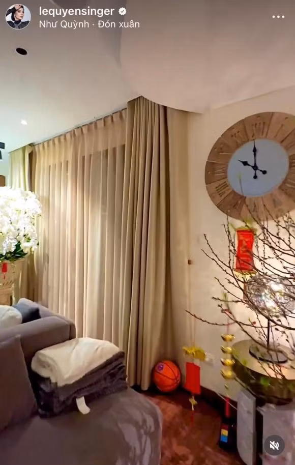 Ben trong biet thu tai Ha Noi cua Le Quyen ngay Tet-Hinh-6