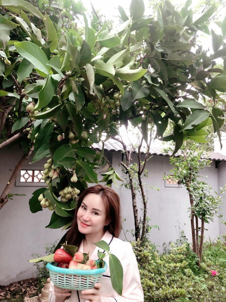 Choang ngop co ngoi ngap hoa trai cua Vy Oanh tai Da Lat