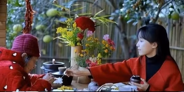 Lý Tử Thất là một cái tên không còn xa lạ với nhiều người trong cả khu vực Châu Á. Cô được mệnh danh là “tiên nữ đồng quê” vì là người dẫn đầu xu hướng làm nội dung video mang đậm phong cách làng quê.