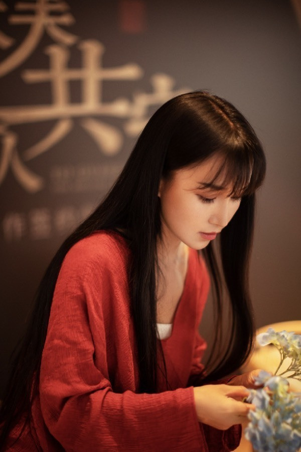 Vào năm 2017, Lý Tử Thất hợp tác cùng một công ty truyền thông và nắm 49% cổ phần với mong muốn công ty sẽ hỗ trợ việc thu hút đầu tư cũng như đẩy mạnh quảng cáo.