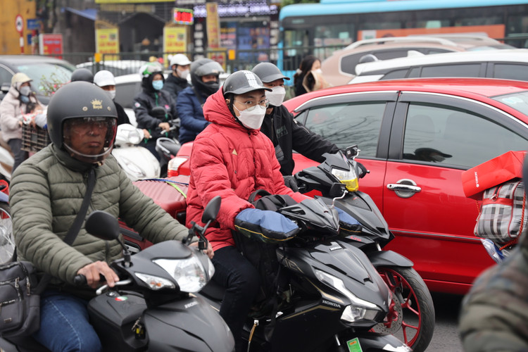 Nguoi dan do dac linh kinh roi thanh pho ve que an Tet-Hinh-5