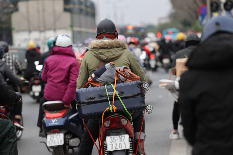 Nguoi dan do dac linh kinh roi thanh pho ve que an Tet-Hinh-7