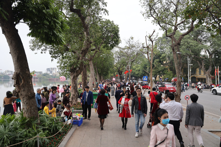 Mung 3 Tet Quy Mao: Nguoi dan Thu do chen chan du Xuan