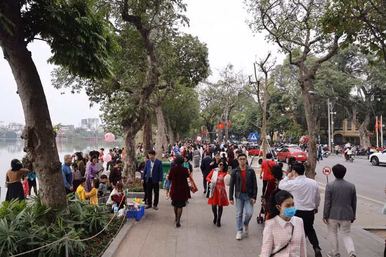 Mung 3 Tet Quy Mao: Nguoi dan Thu do chen chan du Xuan