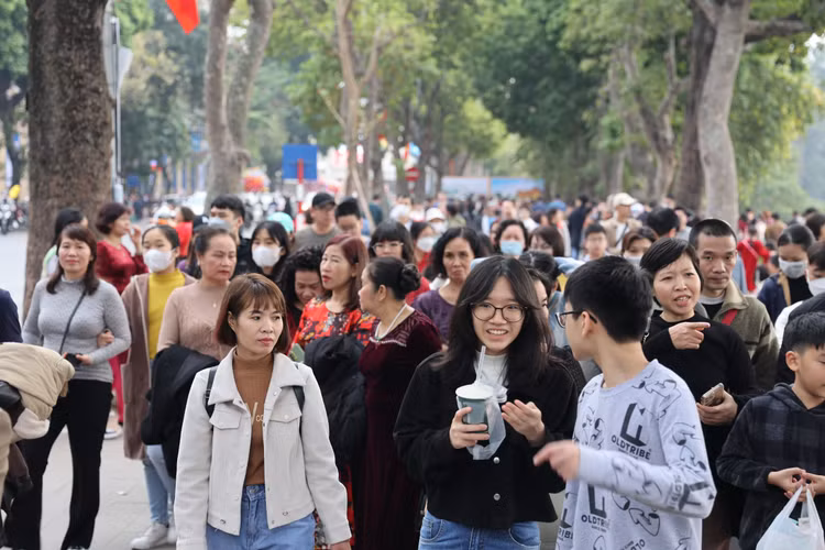 Mung 3 Tet Quy Mao: Nguoi dan Thu do chen chan du Xuan-Hinh-5