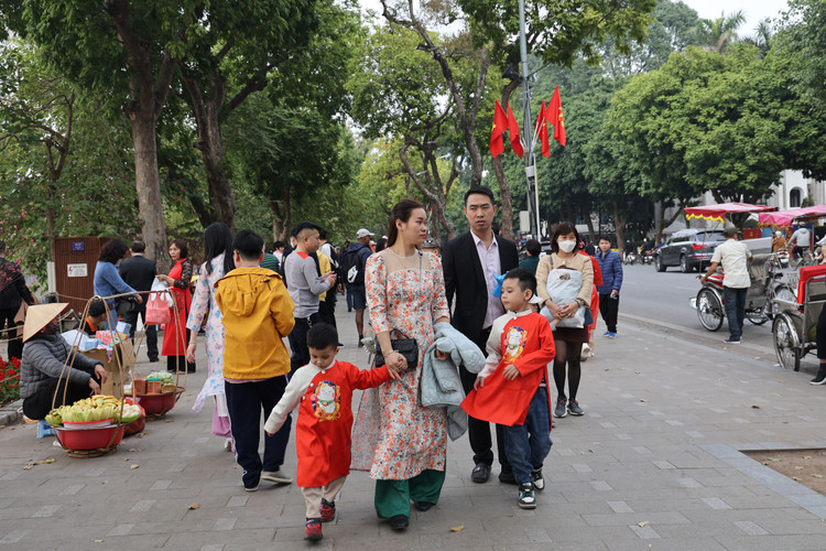 Mung 3 Tet Quy Mao: Nguoi dan Thu do chen chan du Xuan-Hinh-3