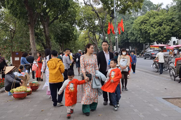 Mung 3 Tet Quy Mao: Nguoi dan Thu do chen chan du Xuan-Hinh-3