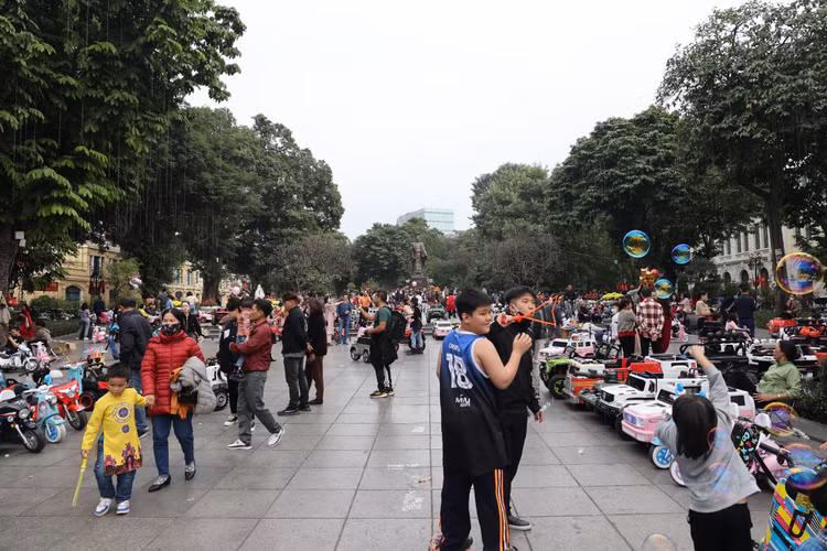 Mung 3 Tet Quy Mao: Nguoi dan Thu do chen chan du Xuan-Hinh-2