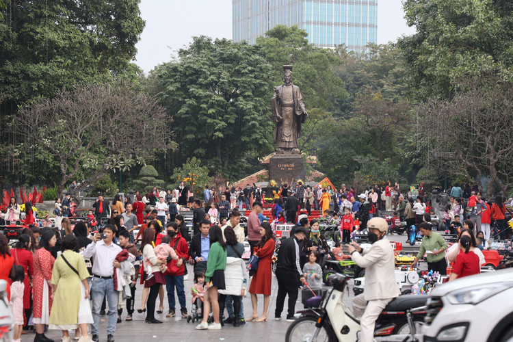 Mung 3 Tet Quy Mao: Nguoi dan Thu do chen chan du Xuan-Hinh-6