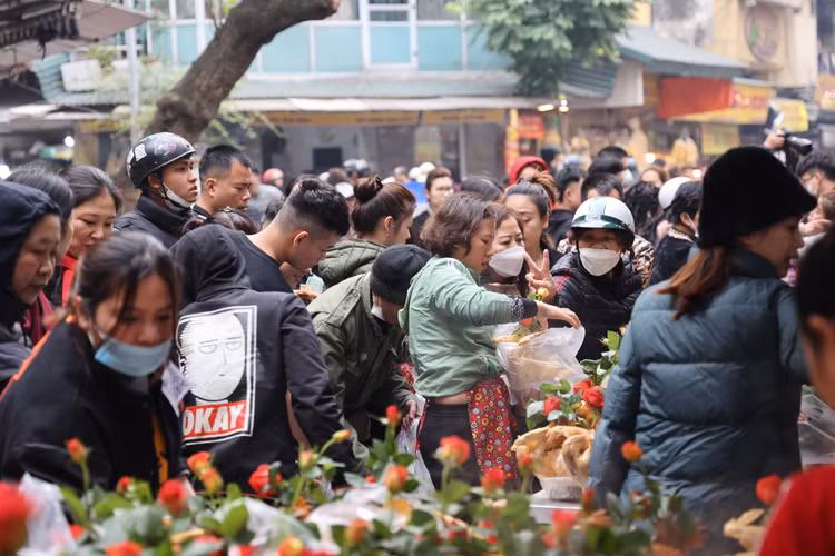 Chen chan mua ga cung gan trieu dong/con ngay 30 tet