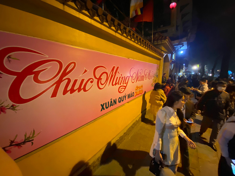 Di chua dau nam, net dep sau giao thua cua nguoi dan Thu do