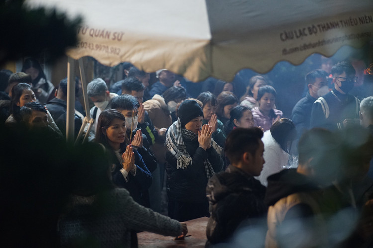 Di chua dau nam, net dep sau giao thua cua nguoi dan Thu do-Hinh-3