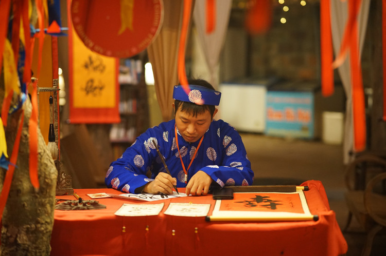 Di chua dau nam, net dep sau giao thua cua nguoi dan Thu do-Hinh-11