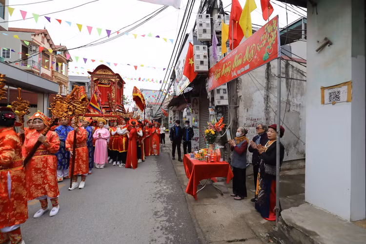 Khai hoi Den Hai Ba Trung, nguoi dan Me Linh hao huc cho don-Hinh-4
