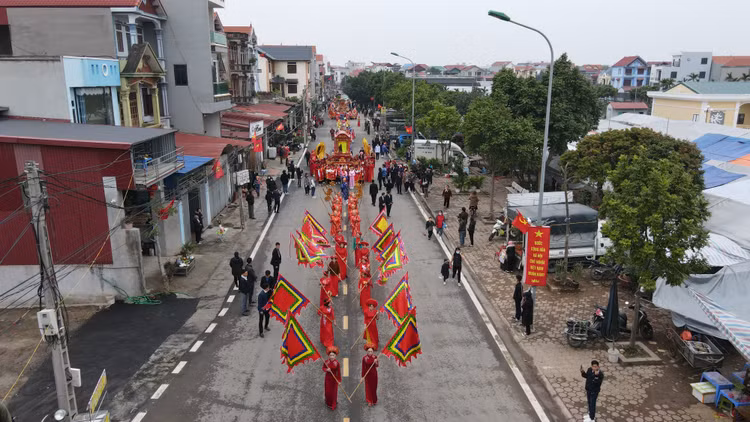 Khai hoi Den Hai Ba Trung, nguoi dan Me Linh hao huc cho don