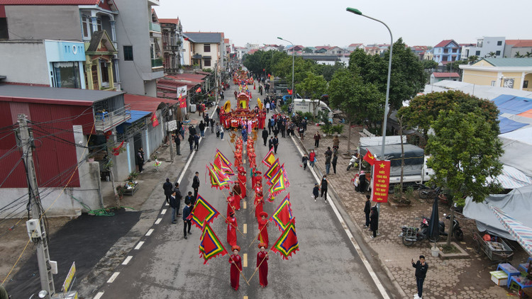 Khai hoi Den Hai Ba Trung, nguoi dan Me Linh hao huc cho don