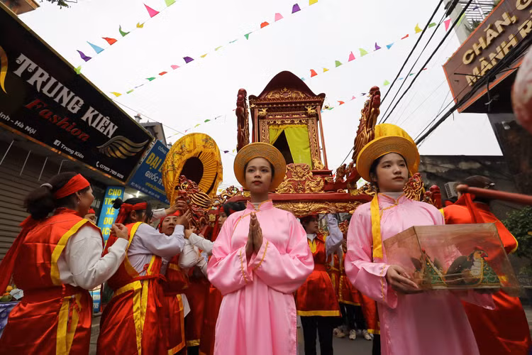 Khai hoi Den Hai Ba Trung, nguoi dan Me Linh hao huc cho don-Hinh-6
