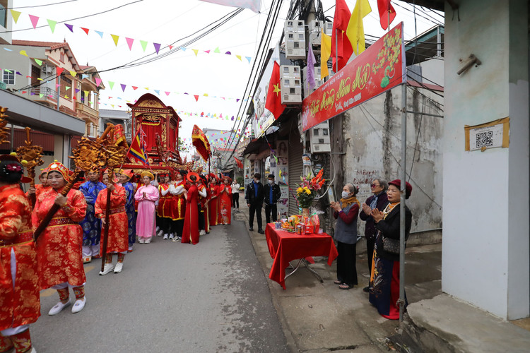Khai hoi Den Hai Ba Trung, nguoi dan Me Linh hao huc cho don-Hinh-4