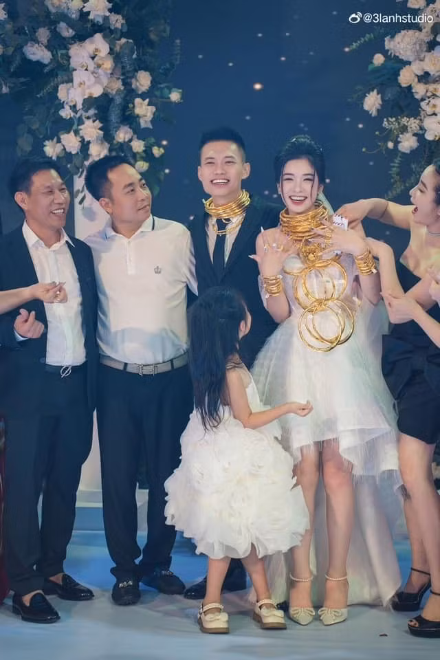 Nhung dam cuoi ngap trong vang gay xon xao du luan nam 2023-Hinh-10