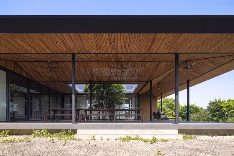 Nha cap 4 bang da ong va go dep me man tren bao My-Hinh-3