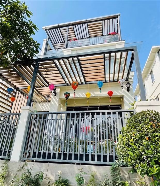 Biệt thự 200m2 ngập hoa hồng của Vân Hugo và chồng doanh nhân - Hình 3 Biet thu 200m2 ngap hoa hong cua Van Hugo va chong doanh nhan-Hinh-3