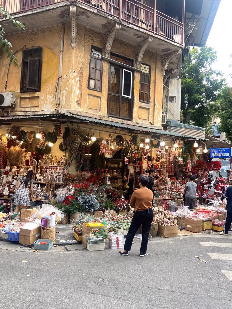 Tieu thuong pho Hang Ma kiem chuc trieu moi ngay dip Giang sinh