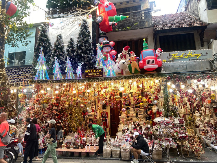 Tieu thuong pho Hang Ma kiem chuc trieu moi ngay dip Giang sinh-Hinh-2