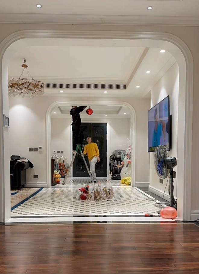 Ngo ngang biet thu “phu sac moi” cua ca si Tuan Hung-Hinh-2