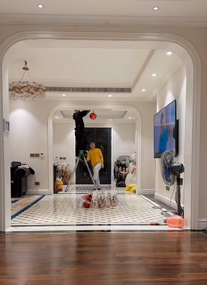 Ngo ngang biet thu “phu sac moi” cua ca si Tuan Hung-Hinh-2