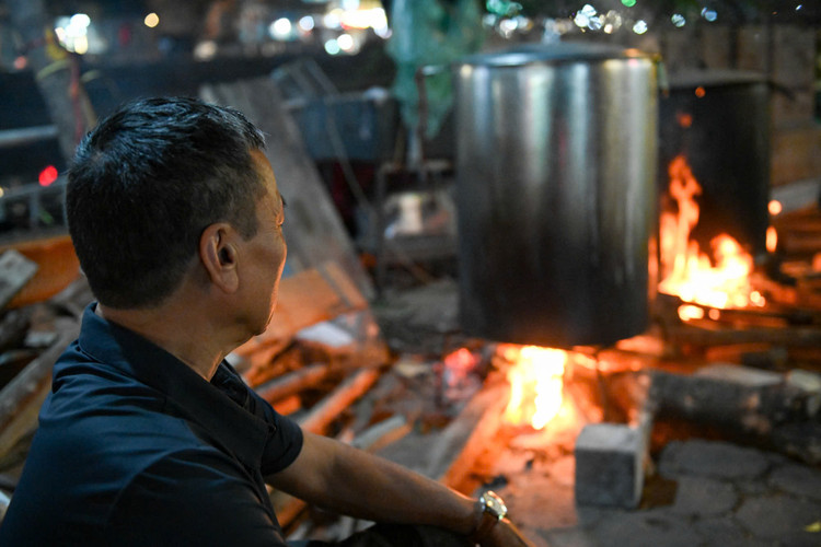 Pho phuong Ha Noi thom mui khoi bep tu noi banh chung